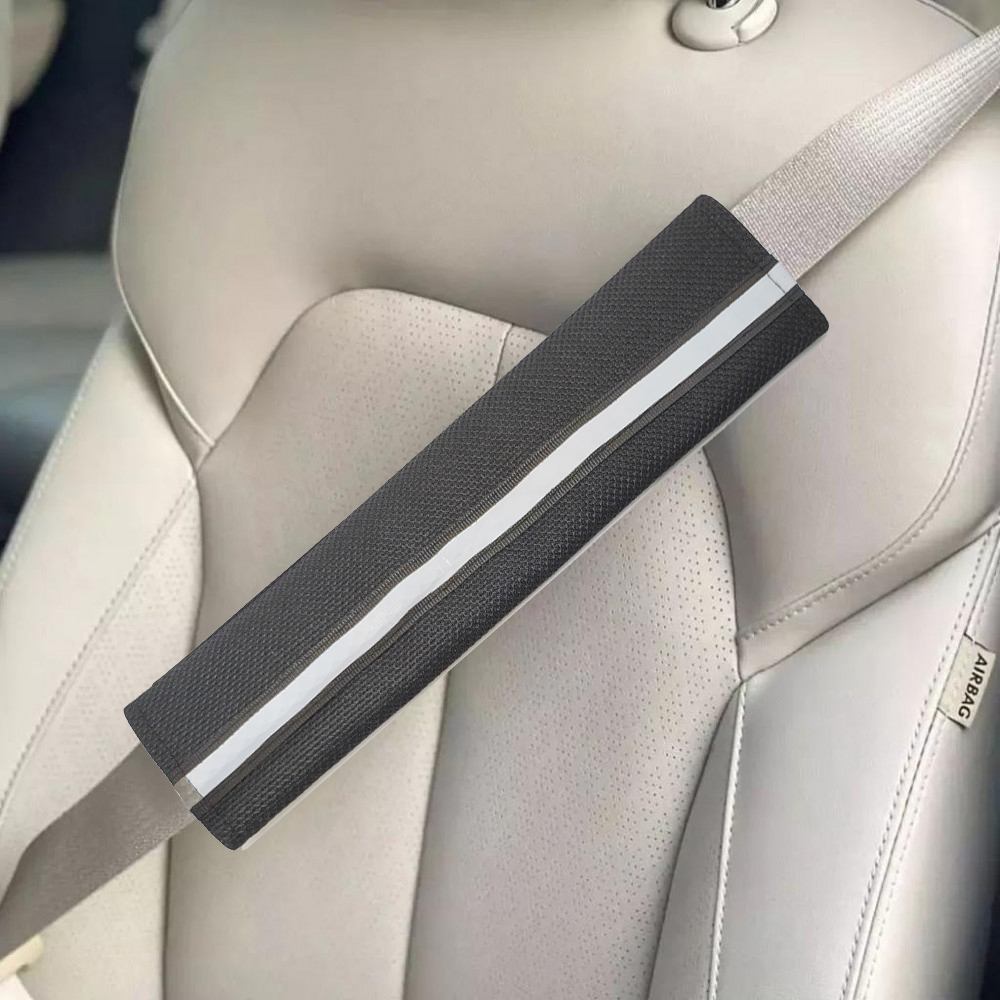غطاء جلد لحزام امان مقعد السيارة بشريط وشعار عاكس للأضاءة 2 قطعة - لون اسود