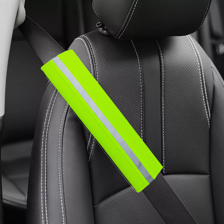 غطاء جلد لحزام امان مقعد السيارة بشريط وشعار عاكس للأضاءة 2 قطعة - لون لمونى