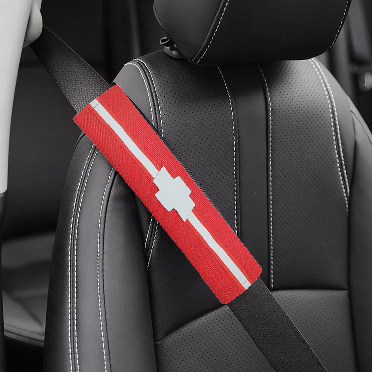 غطاء جلد لحزام امان مقعد السيارة بشريط وشعار عاكس للأضاءة 2 قطعة متوافق مع - شيفرولية - لون احمر
