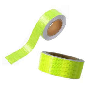 شريط عاكس ، تقنية منشورية مع مكعبات من البلورات الدقيقة يزيد من السطوع ويكون واضحًا بشكل في الليل (عش النحل لون لمونى ، طول 5 متر، عرض 5 سم)