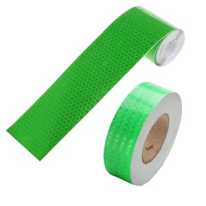 شريط عاكس ، تقنية منشورية مع مكعبات من البلورات الدقيقة يزيد من السطوع ويكون واضحًا بشكل في الليل (عش النحل اخضر ، طول 50 متر، عرض 5 سم)