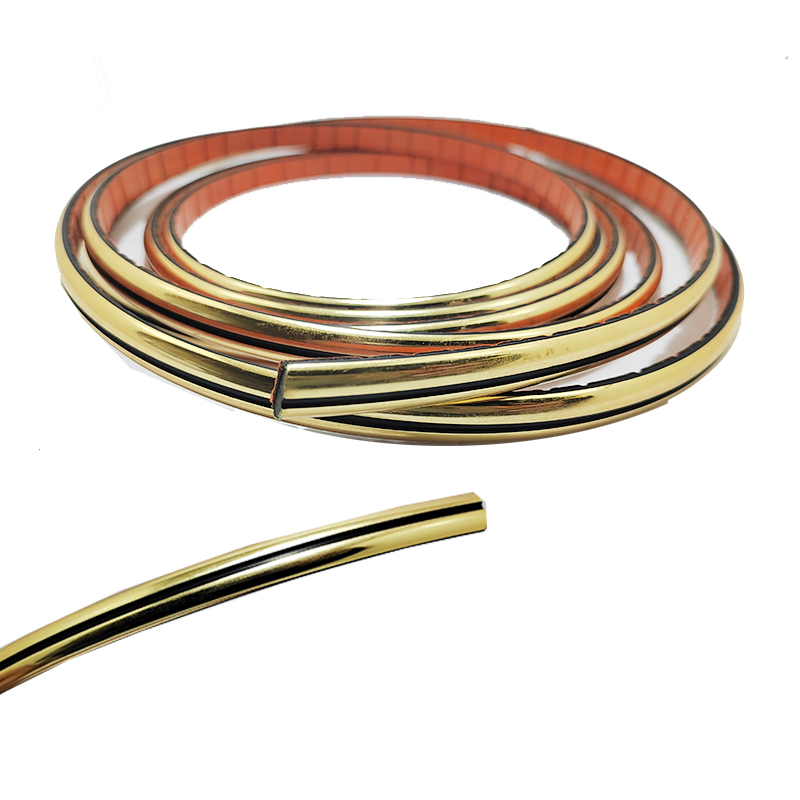 شريط لاصق من الكروم ، ديكور وتزيين السيارة من الداخل والخارج وايضا يستخدم فى المنازل والمكاتب ، متعدد الاستخدامات(ذهبى خط اسود ، طول 3 متر عرض 1.4 سم)